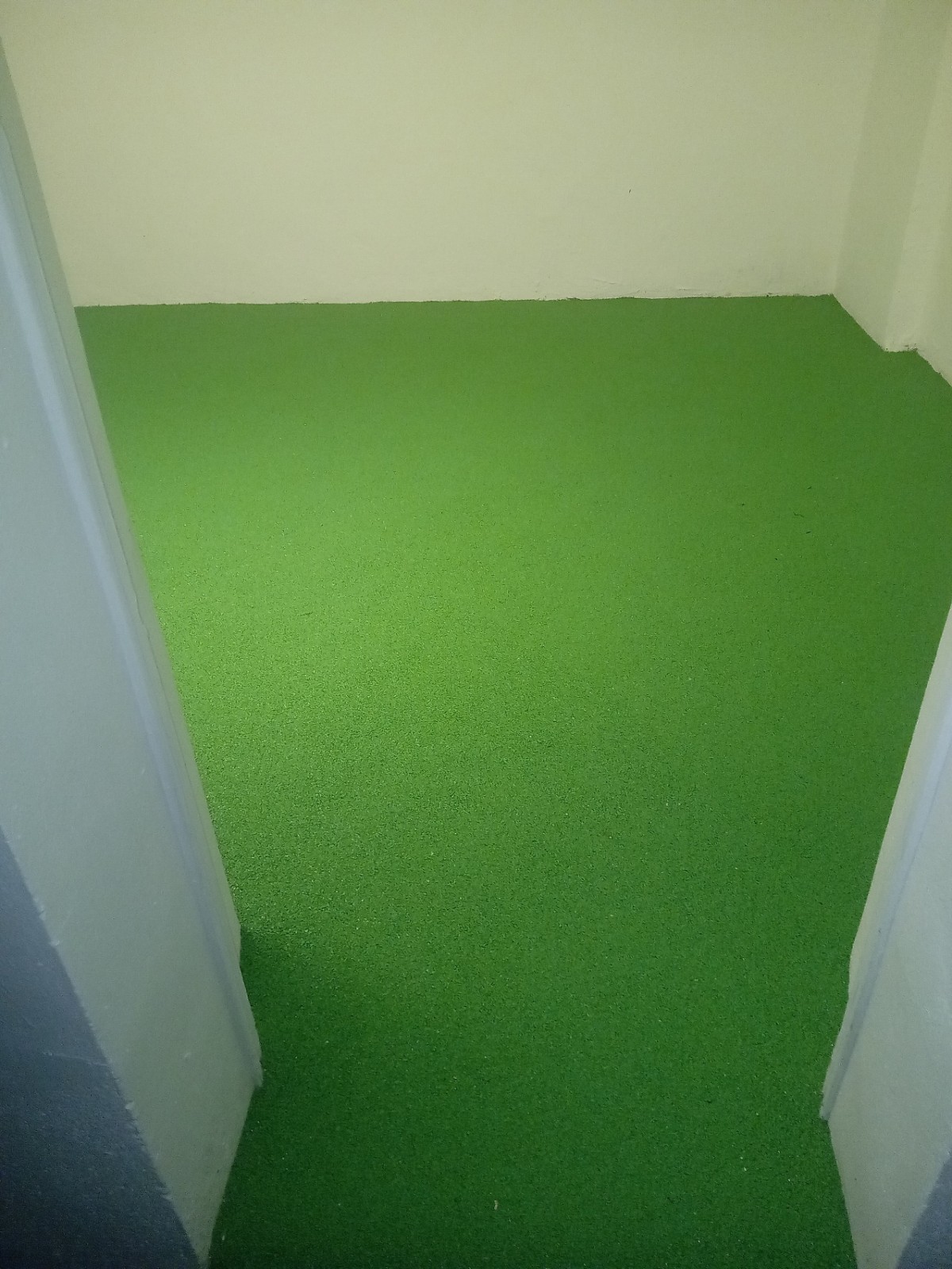 après Rénovation d'un sol souple de couleur vert d'une aire de jeux