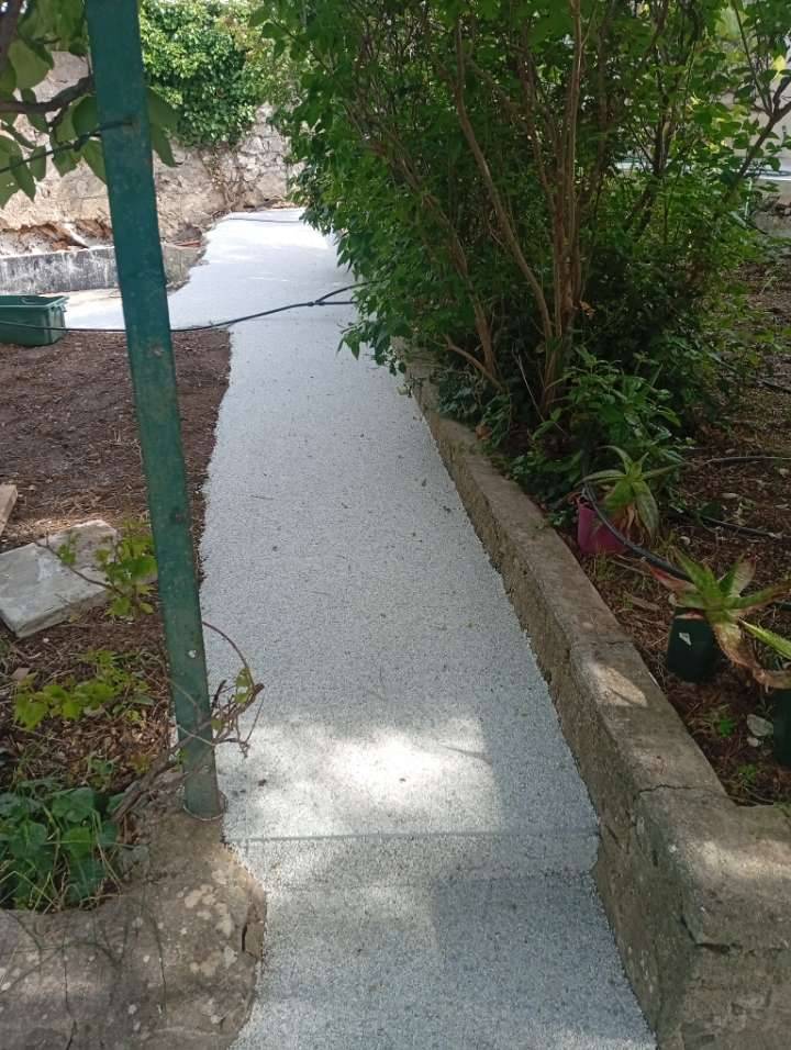 Allée en moquette de pierre