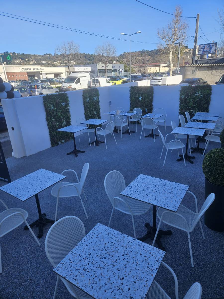 Terrasse en moquette de marbre d'un brasserie 