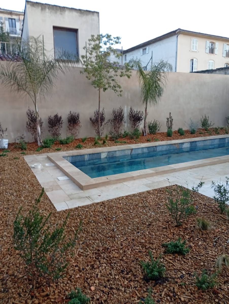 Pose d'un tapis de marbre pour le contour d'une piscine à Carry Le Rouet