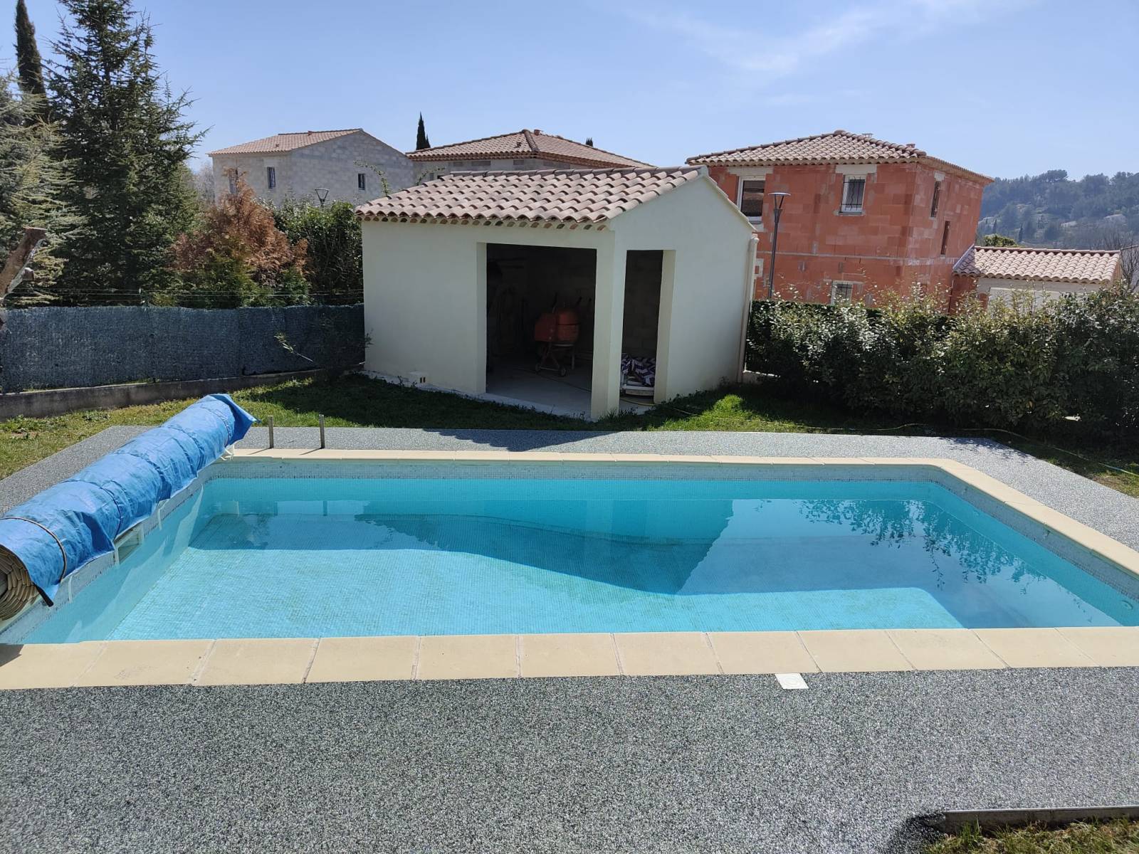 Pose de moquette de pierre pour piscines et allées avec finition antidérapante et personnalisée à Marseille