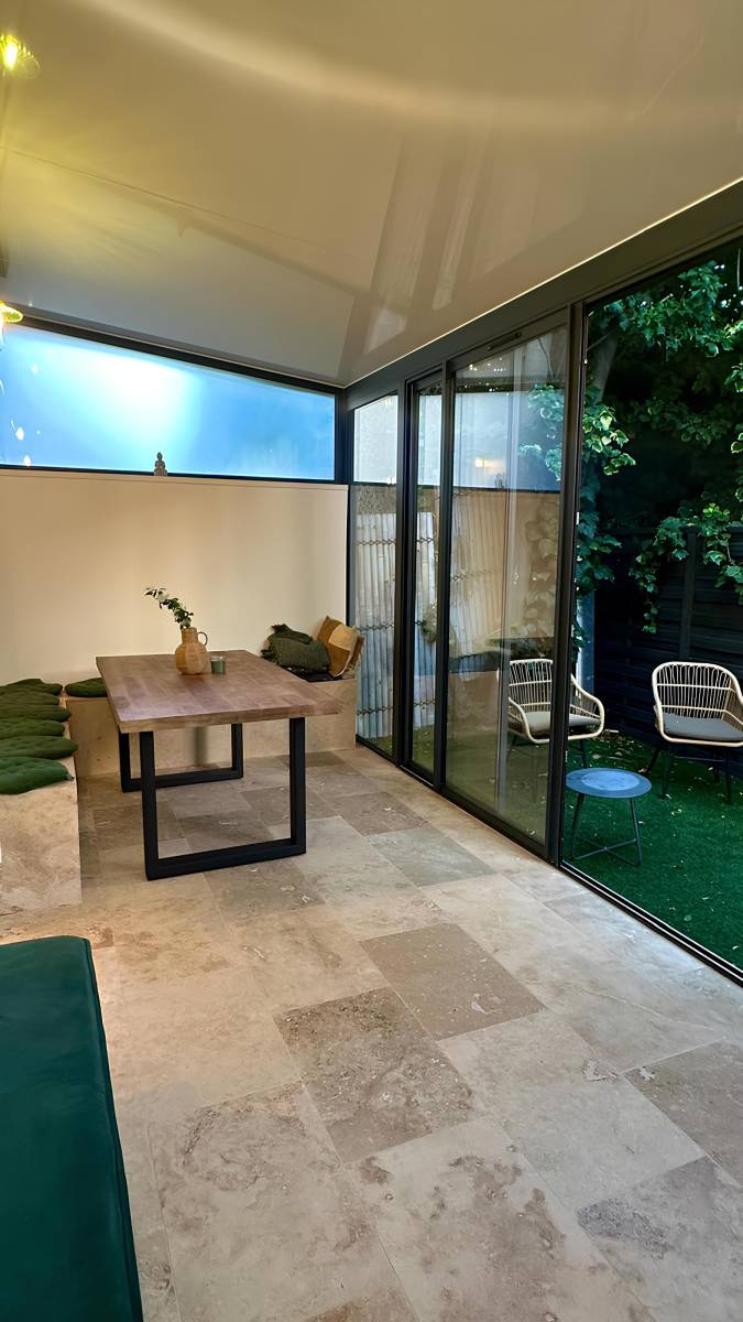 Sol en travertin sous une pergola