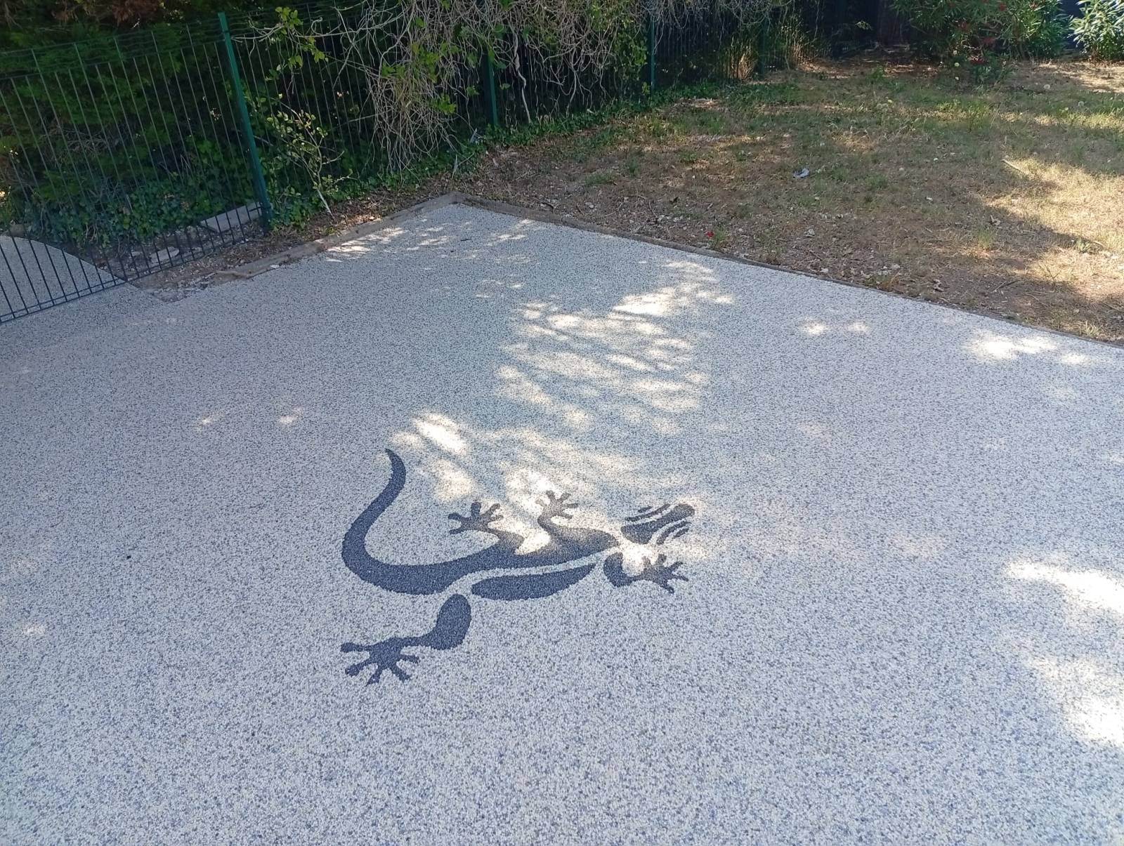 Motif en moquette de pierre une Salamandre