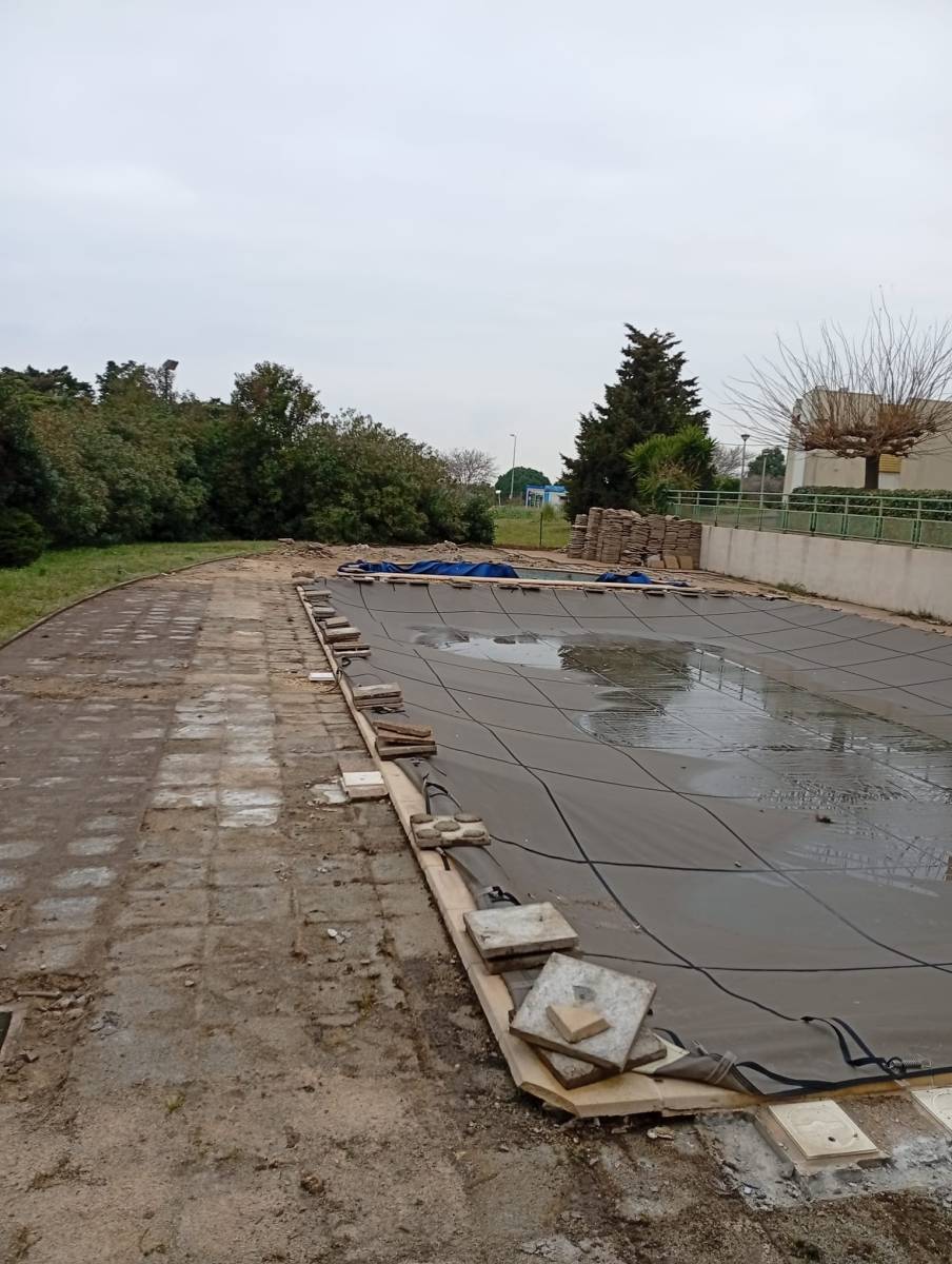 Ancien contour de piscine en béton