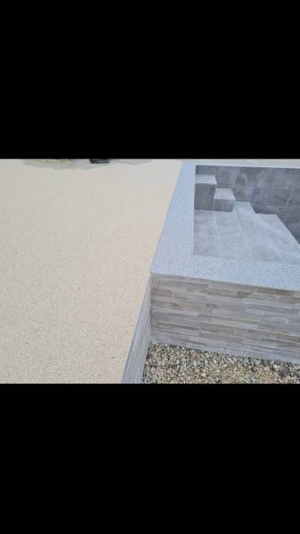 Pose de revêtement de sol en résine décorative pour terrasses et piscines avec finition antidérapante à Marseille