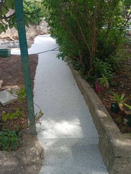 Allée en moquette de pierre