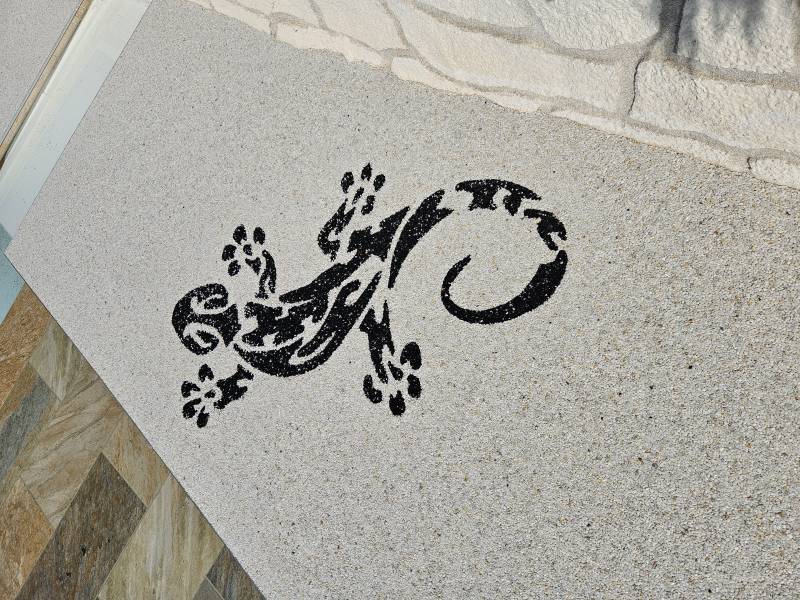 motifs salamandre en moquette de pierre