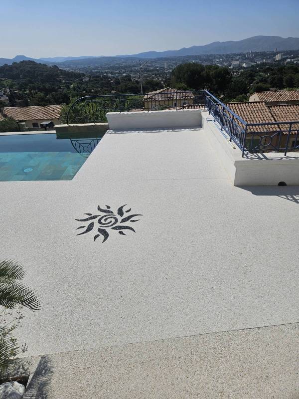 Rénovation en moquette de pierre avec motifs un soleil 