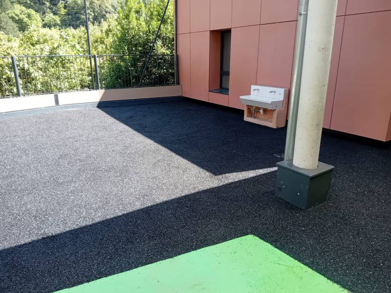 Rénovation d'une pose de sol souple dans une école 