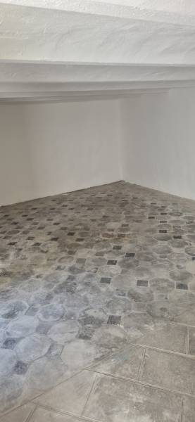 Avant Rénovation d'un sol en béton d'une aire de jeux extérieur d'une crèche 