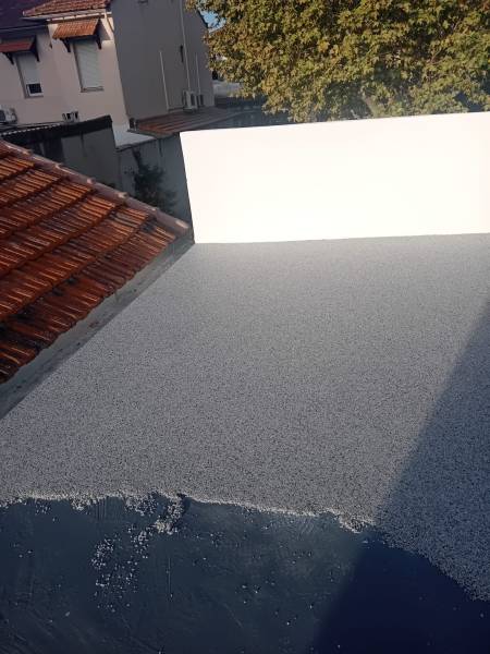 Revêtement de sol en résine pour piscines et allées extérieures résistant aux UV et facile à entretenir à Marseille