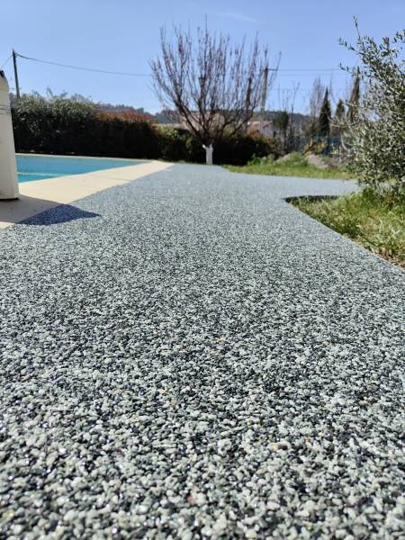 Pose de moquette de pierre pour piscines et allées avec finition antidérapante et personnalisée à Marseille