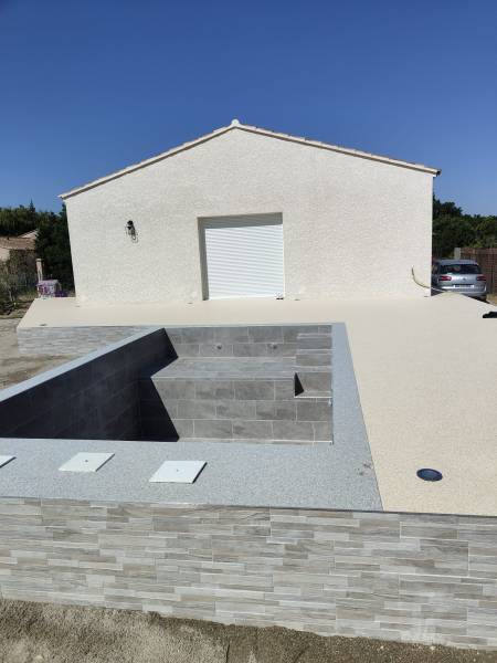 Contour de piscine en revêtement en tapis de marbre 