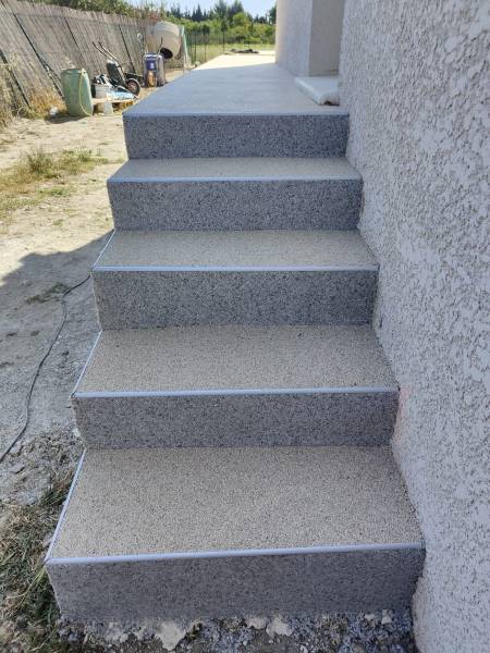 Escaliers en moquette de pierres